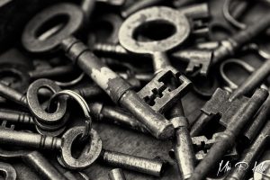 Multiple-vintage-keys-Black-and-white-image